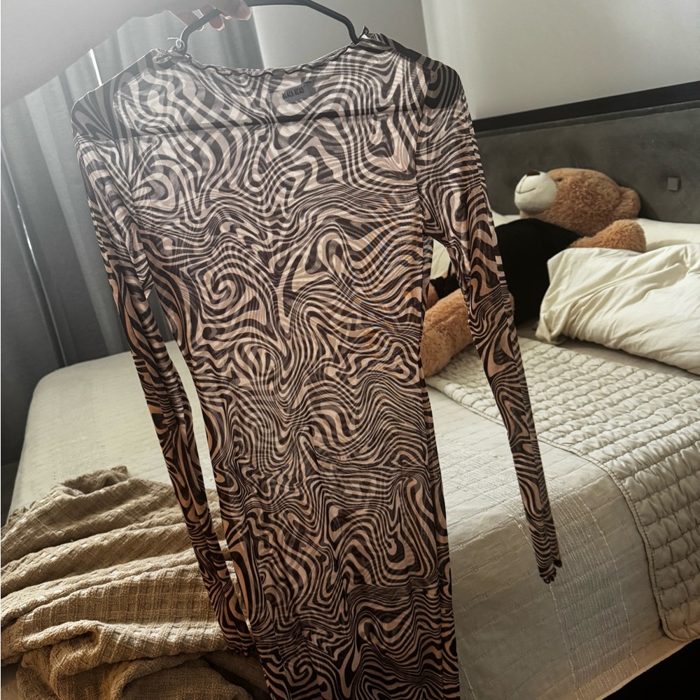 Brown Bodycon Dress for Night Out with Short Sleeves and Crew Neck